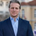 Shqiprim Arifi: Këshilltarja e Kurtit është ura mes Beogradit dhe “babës Albin”