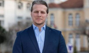 Shqiprim Arifi: Këshilltarja e Kurtit është ura mes Beogradit dhe “babës Albin”