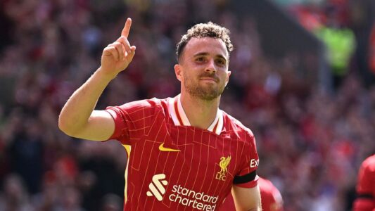 VIDEO| Moment prekës, ish-kapiteni i Liverpool-it shpërthen në lot gjatë homazheve për Diogo Jotën