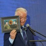 Xhavit Halitit i dhurojnë fotografinë e Thaçit dhe Veselit: Lufta e UÇK-së ishte e pastër si ideali që e lindi