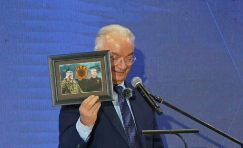 Xhavit Halitit i dhurojnë fotografinë e Thaçit dhe Veselit: Lufta e UÇK-së ishte e pastër si ideali që e lindi