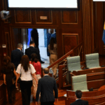 Ambasadorët e huaj nuk qëndruan me deputetët që e vazhduan seancën