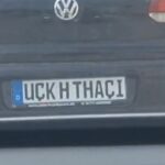 Mërgimtari me tabela “UÇK Hashim Thaçi” niset nga Gjilani drejt Prishtinës për të protestuar kundër Speciales