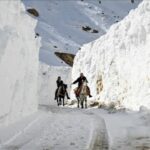 Banorët e Turqisë kalojnë përmes “korridorit të borës” për të arritur në qytezë
