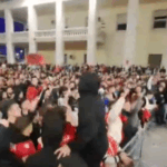 Tirana vishet kuqezi, tifozët ndezin atmosferën në shesh (Video)