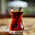 Përfitimet dhe efektet anësore të pirjes së çajit të zi çdo ditë