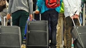 Alarmante: Rreth 72% e të rinjve në Kosovë, e shohin të ardhmen jashtë vendit