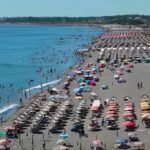 Rritet fluksi i pushuesve në Velipojë, me mijëra turistë nga rajoni vizitojnë Perlën e Adriatikut