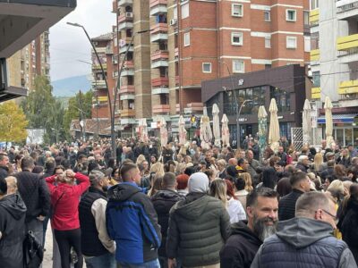 E papritshme: Lista serbe mbledh qytetarët në Veri të Kosovës, nisen drejt votimit