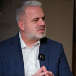 Azemi: Kurti gënjeu sërish për Vuk Hamoviqin, ai i fiton mbi 70 ankande në muaj për bartje të rrymës