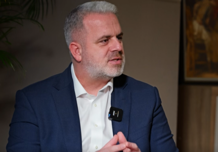 Azemi: Kurti gënjeu sërish për Vuk Hamoviqin, ai i fiton mbi 70 ankande në muaj për bartje të rrymës