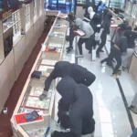 Vjedhje spektakolare: 20 hajna bastisin dyqanin e bizhuterive dhe marrin mallra mbi 1.4 milionë dollarë