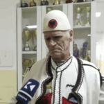 Qytetari me veshje kombëtare e qet votën e tij në Ferizaj