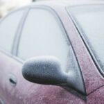 Si ta largoni akullin nga xhami i përparmë i makinës brenda një minute