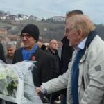 27 vjetori i Masakrës së Reçakut, William Walker nderon 45 shqiptarët e vrarë