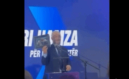 Xhavit Halitit i dhurojnë fotografinë e Thaçit dhe Veselit: Lufta e UÇK-së ishte e pastër si ideali që e lindi