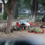 Zjarrfikësit heronj të rraskapitur, shtrihen në tokë pas natës së tmerrshme në Delvinë